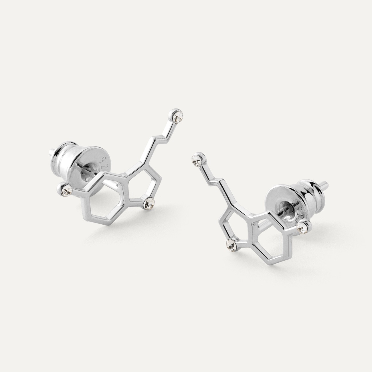 Silberne Ohrringe in Form von Serotonin mit Kristallen platiniert