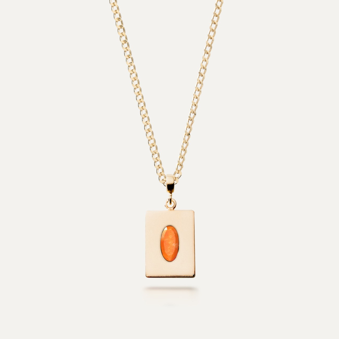 Silberner geometrischer Kettenanhänger mit einem ovalen orange Jadestein gelbvergoldet