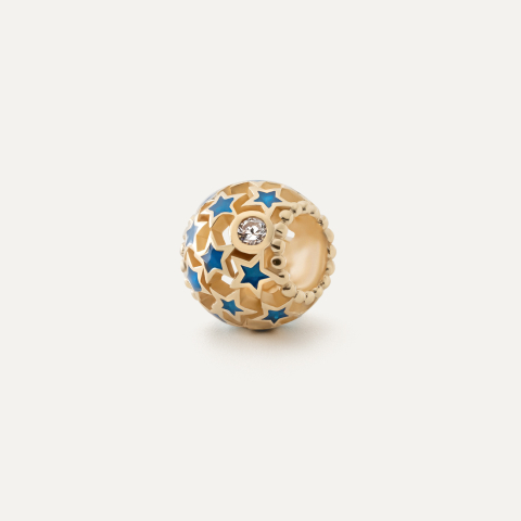 Ażurowa kulka typu beads z niebieskimi gwiazdkami, srebro 925 w złotym pokryciu