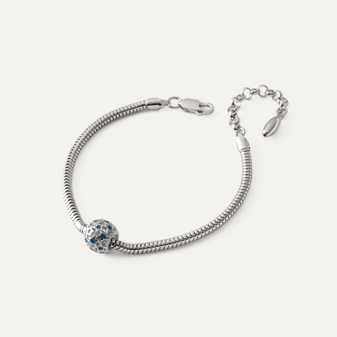 Bransoletka z ażurową kulką z niebieskimi gwiazdkami typu beads, srebro 925 pokryte platyną