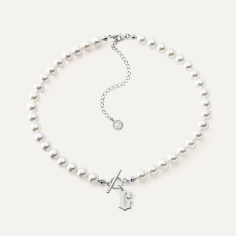 Perłowy choker z gotycką literą, srebro 925 w pokryciu platyną
