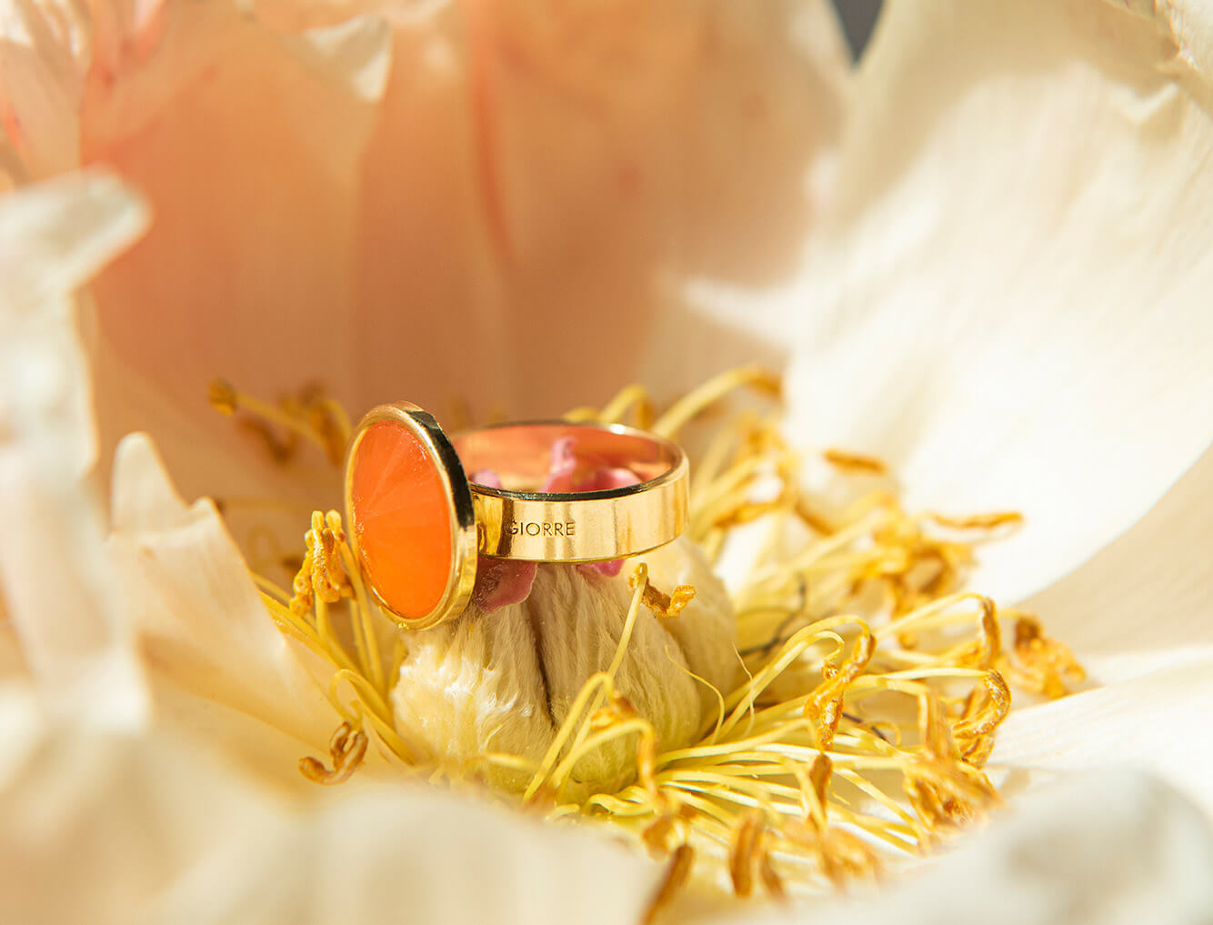 Ring mit orangefarbenem Stein Ring mit orangefarbenem Stein